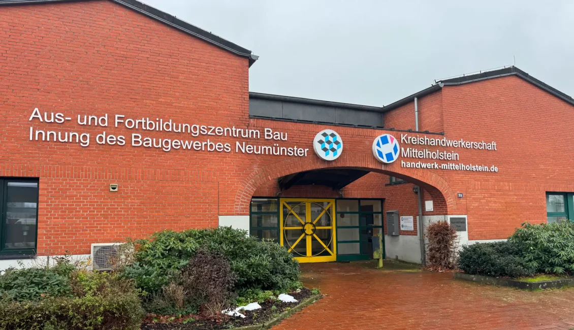 Außenansicht des Aus- und Fortbildungszentrums Bau der Innung des Baugewerbes Neumünster