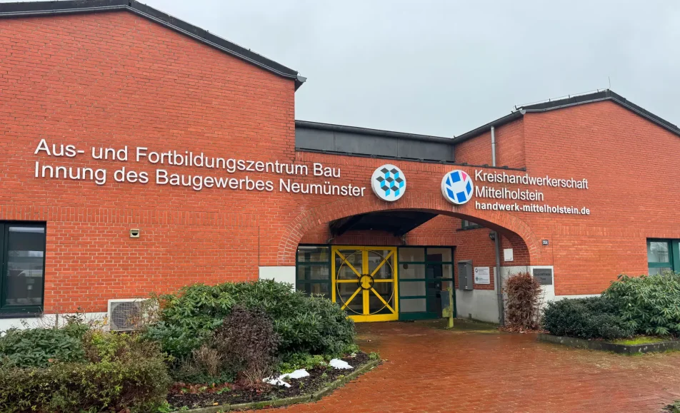 Außenansicht des Aus- und Fortbildungszentrums Bau der Innung des Baugewerbes Neumünster
